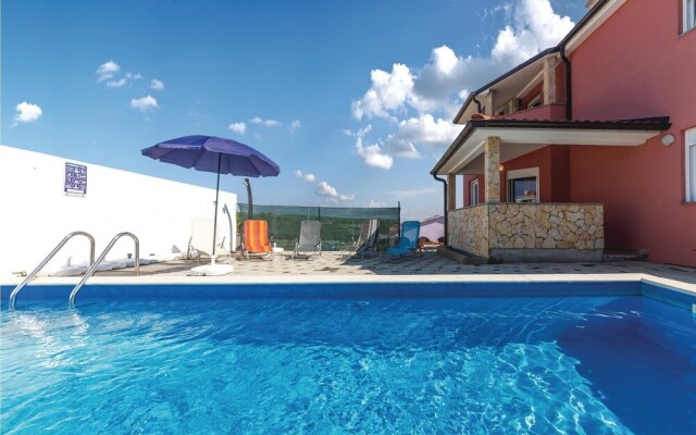 Stunning Home in Banjole With Wifi and 5 Bedrooms