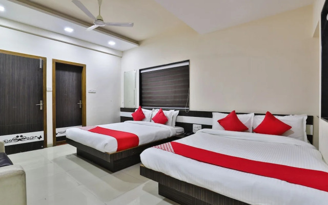 Oyo 27662 Varma Palace