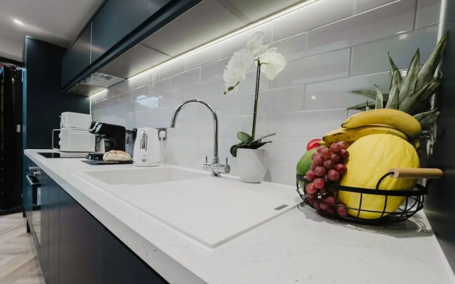 Luxury Seaside Home Parking Sleeps 8 by Adliv