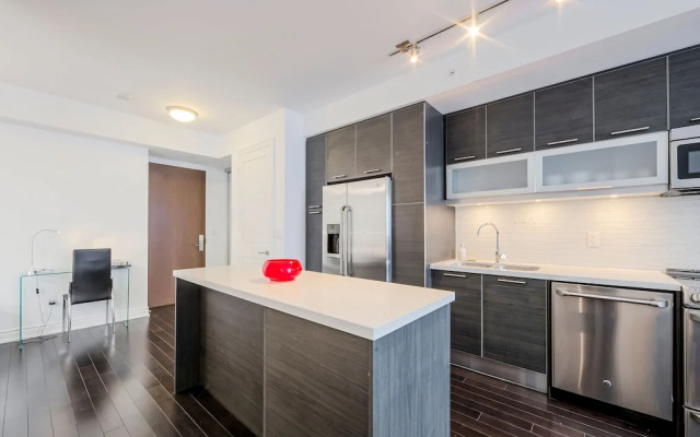 Atlas Suites - Bay & College