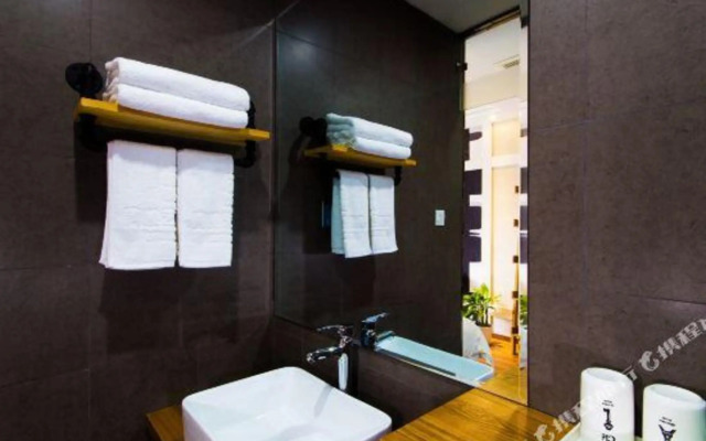 Yiwu Qingtao E-sports Hotel