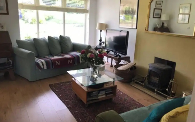 Coastal Hideaway - Sleeps 4 & Free Parking