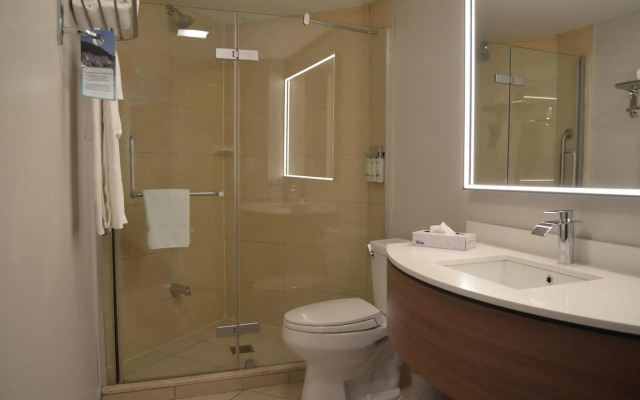 Holiday Inn Hotel & Suites Montreal Airport by IHG