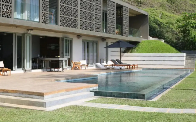 Modern Beach Villa With Roof Garden