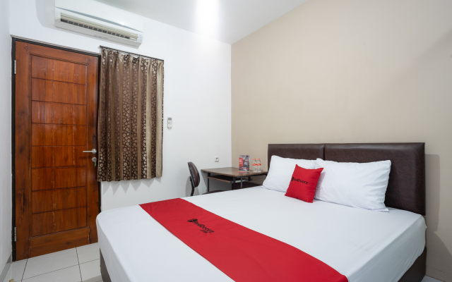 RedDoorz near Eka Hospital BSD City