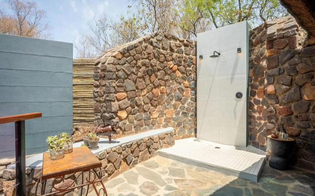 Tuningi Safari Lodge