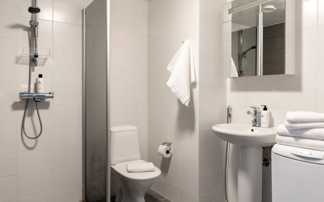 1br apartment with balcony by university