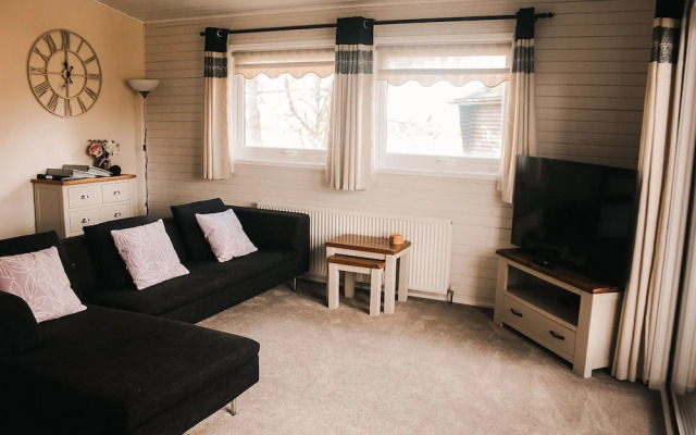 Keer Side Lodge, Luxury lodge with private hot tub at Pine Lake Resort