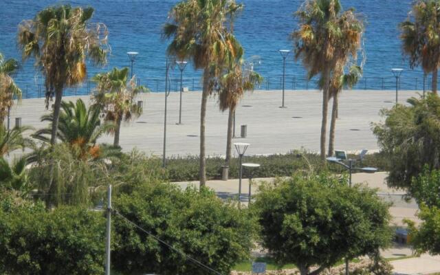 Kermia Court - Beach-front, modern 2 bedroom -sleeps 6