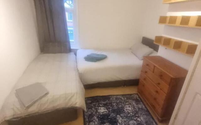 Budget 4 BedRoom house,Entire place.Sleeps 10