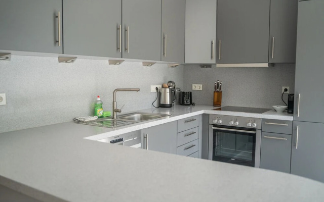 Exquisite 3BR Penthouse w Balc TV & Prkg