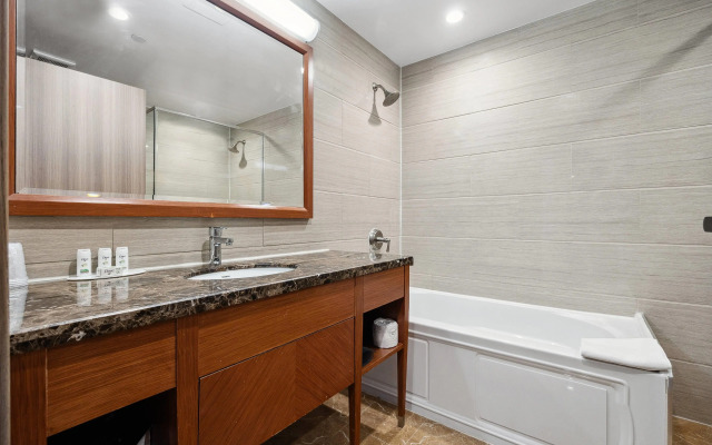 Ramada by Wyndham Flushing Queens