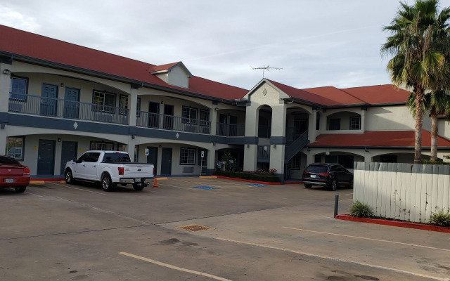 Palace Inn Hwy 6 North & Clay Rd