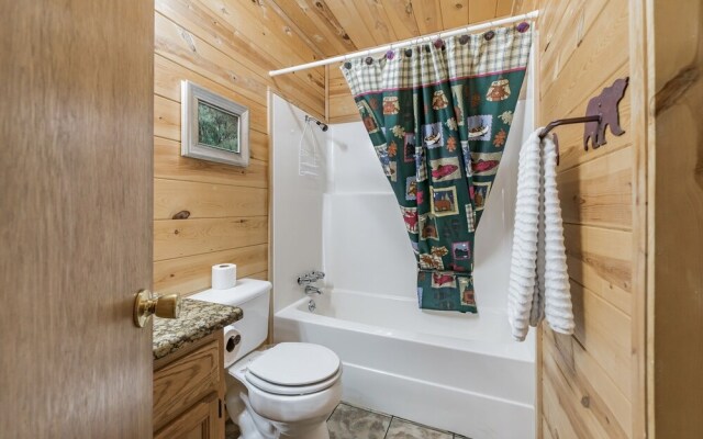 Bear Trail 2 Bedroom Cabin by Redawning