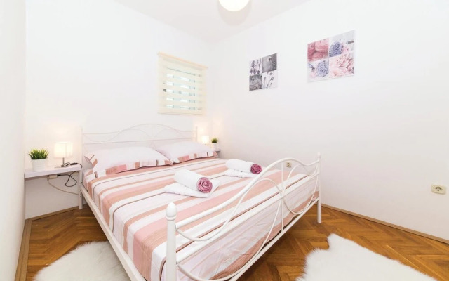 Amazing Home in Kastel Gomilica With Wifi and 4 Bedrooms