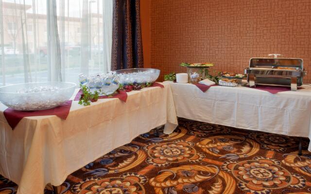 Holiday Inn Express & Suites Sacramento NE Cal Expo by IHG