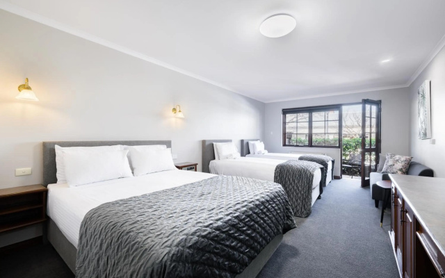 Adelaide Inn – Guest Rooms – Adelaide