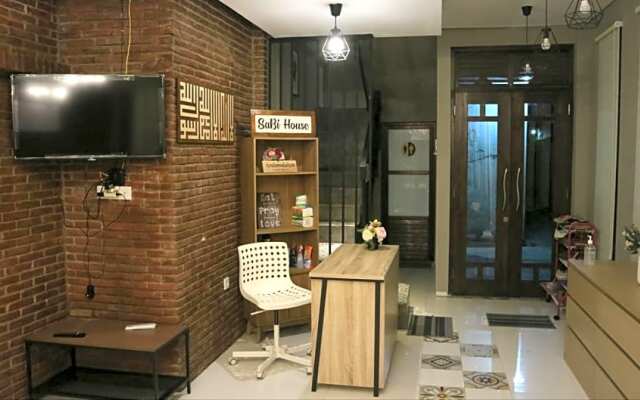 Sabi Guest House with Strategic Hostel Styles at Prawirotaman Tourist Area by Sabi House