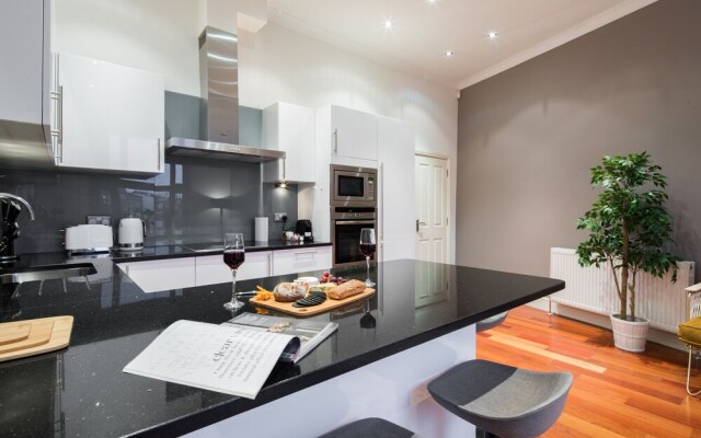 The Kensington Palace Retreat - Modern 2BDR Flat