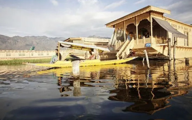 Houseboat Appolo Eight