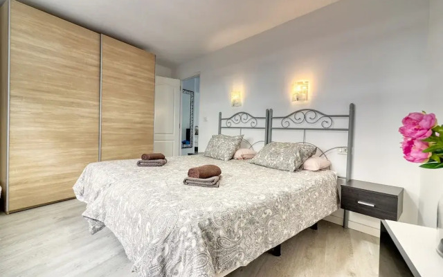 Spacious Central Apt w Private Parking Ocean View