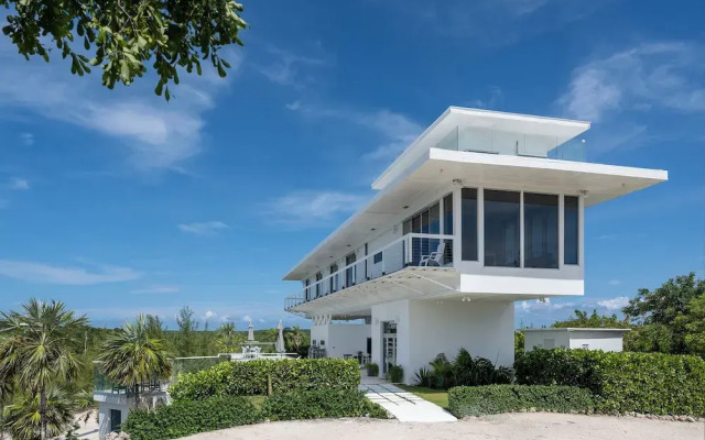 Modernized Beach House With Pool