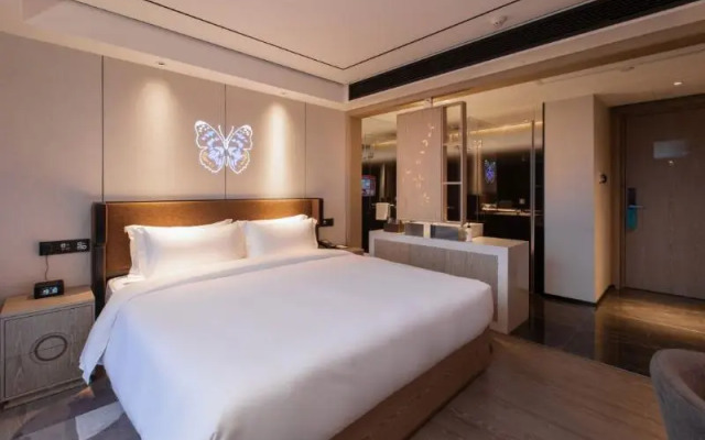 Paco Hotel (North Square Branch of Maoming HSR Station)