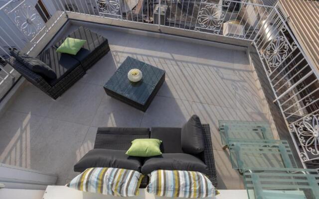 Rooftop Luxury Suite by CapriRooms