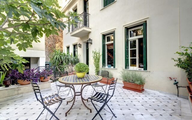 Artistic neoclassical residence