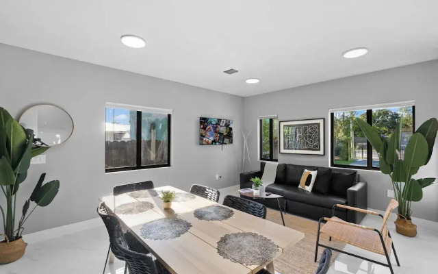 Modern 4-BR House with Free Parking