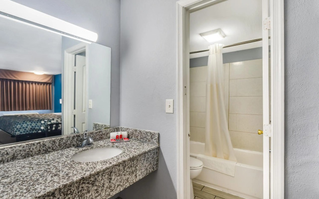 Econo Lodge Inn & Suites