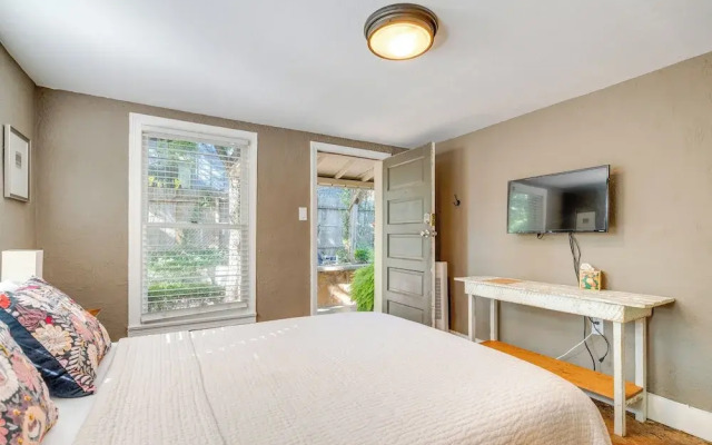 4 Mi to Dtwn: Pet-friendly Austin Studio