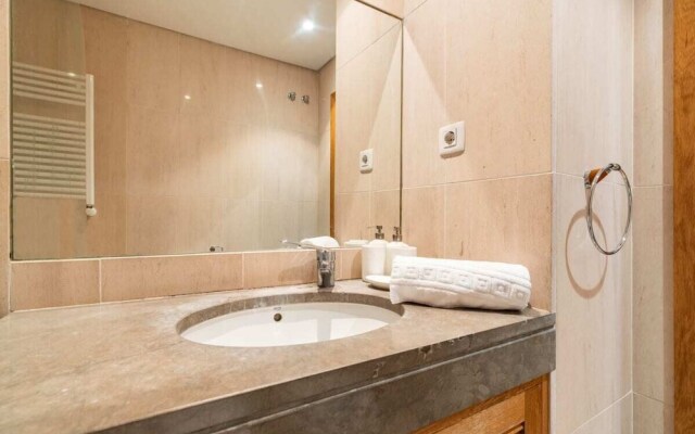 Relax 1bdr Apt by the River W/balcony & Parking!