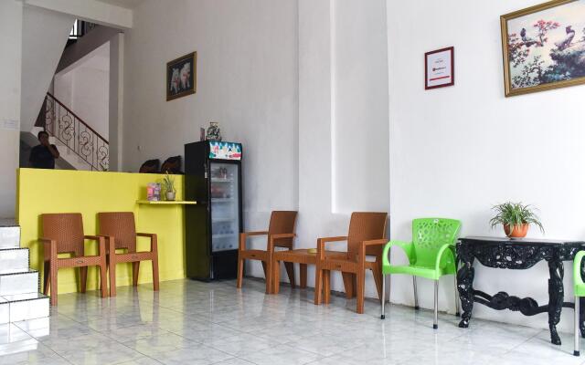 RedDoorz near Sultan Hasanuddin Airport 2