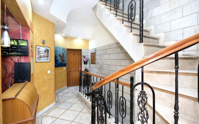 OYO 16376 Hotel Paras