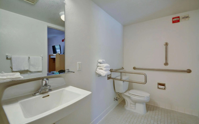 Motel 6 Windsor Locks, CT - Hartford