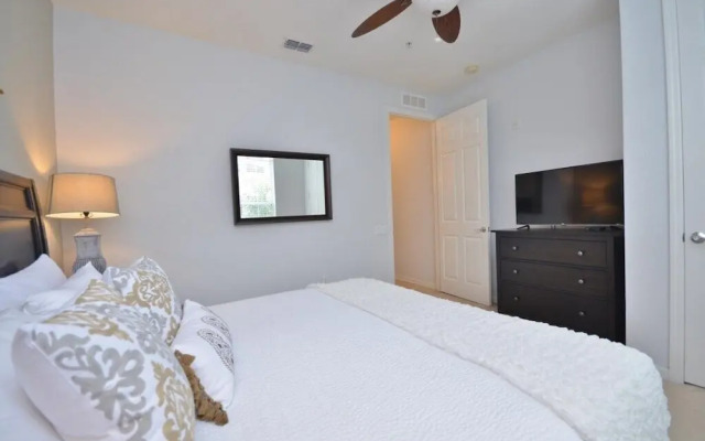 Beautiful Modern Condo, Near Parks-2012