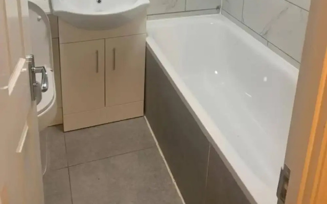 2 Bedroom House - Sleeps 5 - Free Parking, Wifi