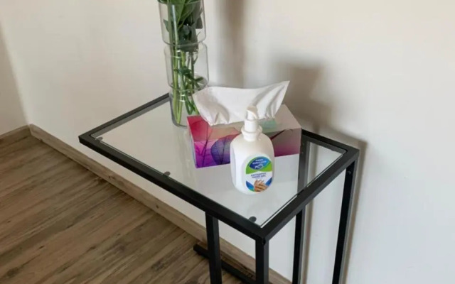 Modern and stylish 1 bedroom apartment in King's Palace