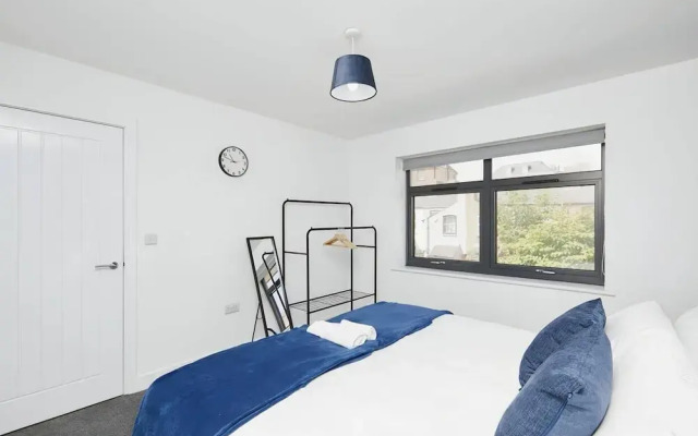 Modern 2 Bedroom House With Free Gated Parking