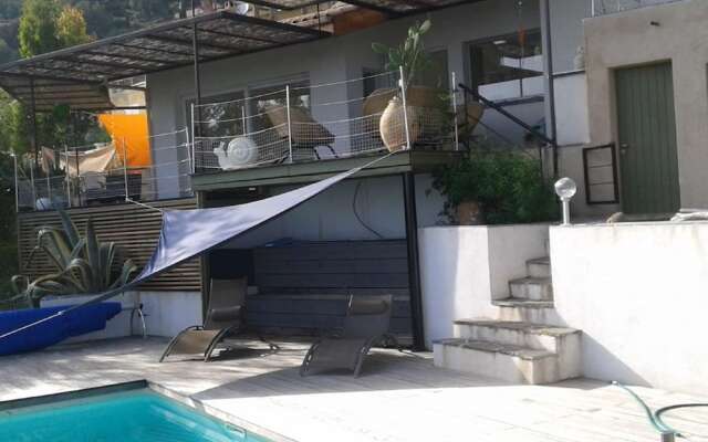Spacious Villa in Toulon with Private Pool