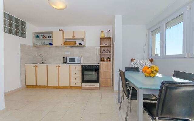 Spacious apartment Neven near center, with two AC units