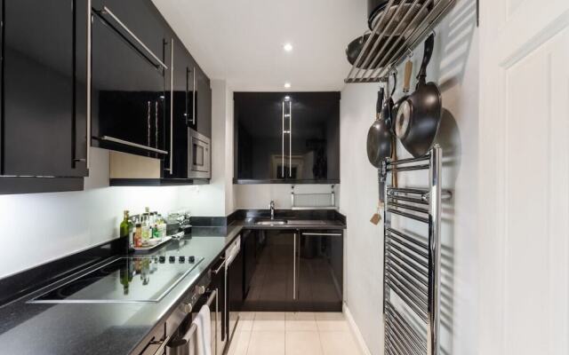 Stunning 2 Bed Apt, Sleeps 3 in Kensington