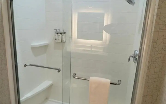 Holiday Inn Express Marina