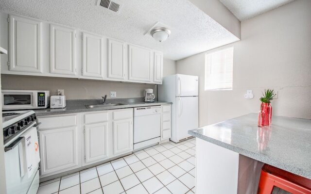 WanderJaunt - North University Apts