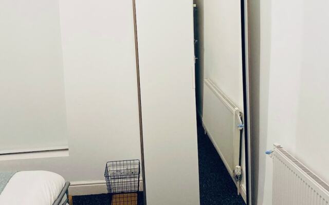 Spacious Four Bedroom Home, 3 Bathrooms - Coventry