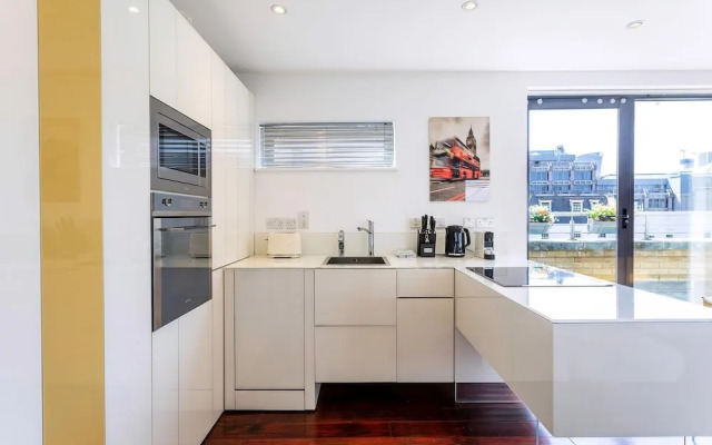 RAI - Modern Tower Hill Penthouse