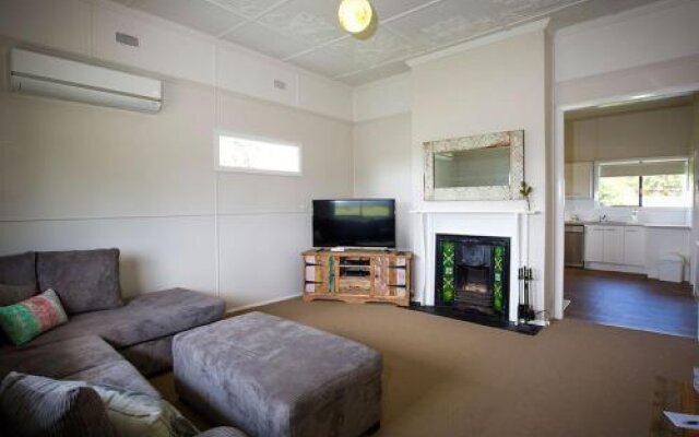 Wine Country Cottage located right at the Hunter Valley gateway, close to everything