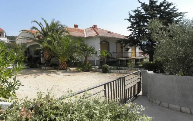 Cozy three bedroom holiday home in Barbat