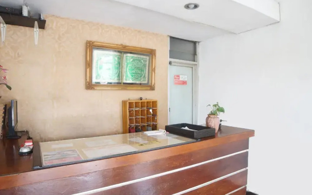 OYO 91878 Cherry Red Hotel